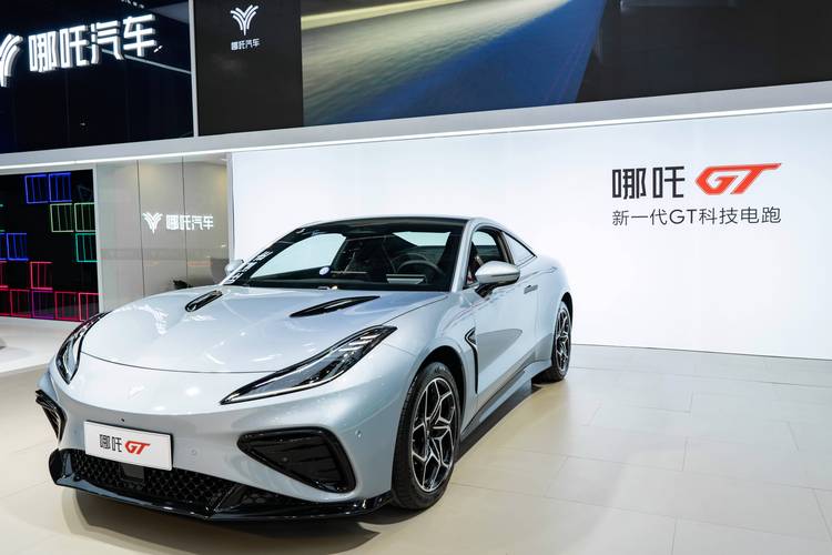 东莞79哪吒汽车在智能汽车领域的表现，领途汽车在新能源汽车市场中的影响力